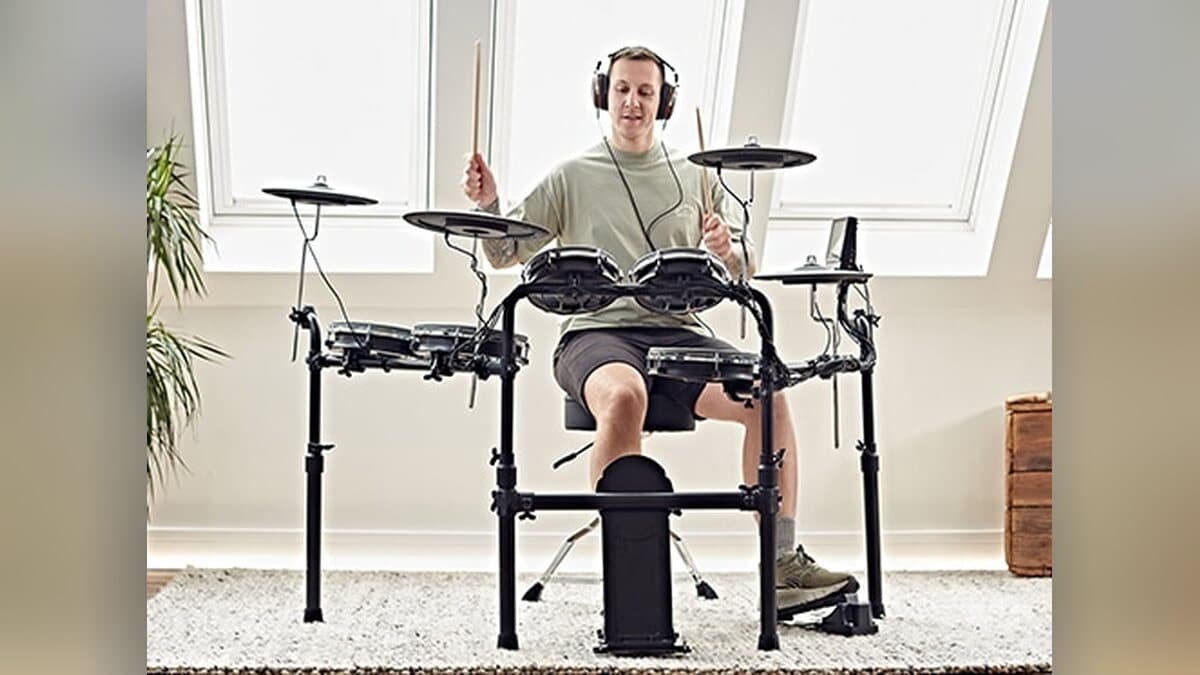 Batteur jouant sur une batterie électronique TOUCHBEAT de Gear4music