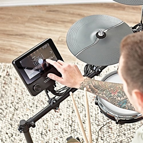 Écran tactile 7 pouces du module TOUCHBEAT de Gear4music manipulé par un batteur