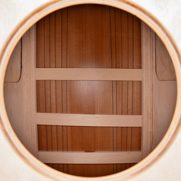 Surface de jeu latérale et cordes réglables du cajon Meinl Artisan Paquito González