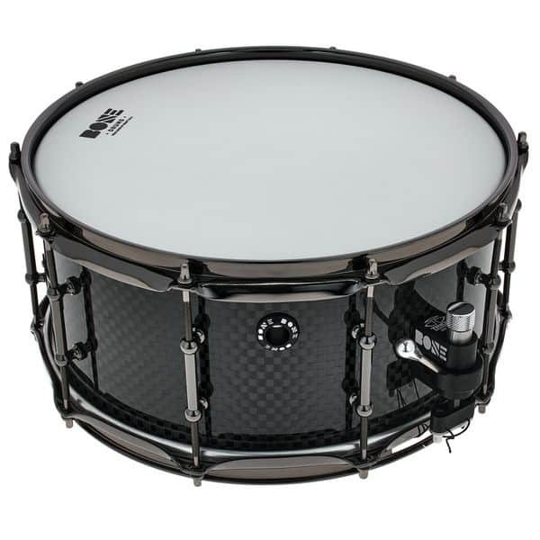 Vue d ensemble de la Bone TRUE Carbon Matte Plain avec badge BONE a gauche