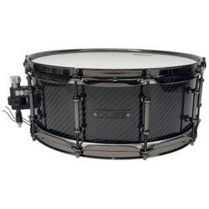 Vue trois quarts de la Bone Drums TRUE Carbon Twill 14x5,5 avec son badge BONE et accastillage black nickel