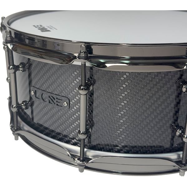 Gros plan sur le tissage carbone et le cercle black nickel de la TRUE Carbon Twill
