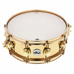 Vue trois quarts de la DW Collector s Brass 14x5,5 au fut laiton poli et accastillage dore