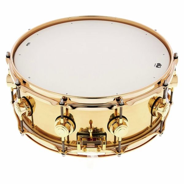Vue de dessus de la DW Collector s Brass avec son declencheur MAG dore