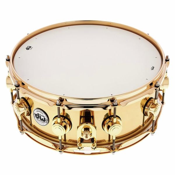 Face avant de la DW Collector s Brass avec badge DW Collector s Series et throw-off dore