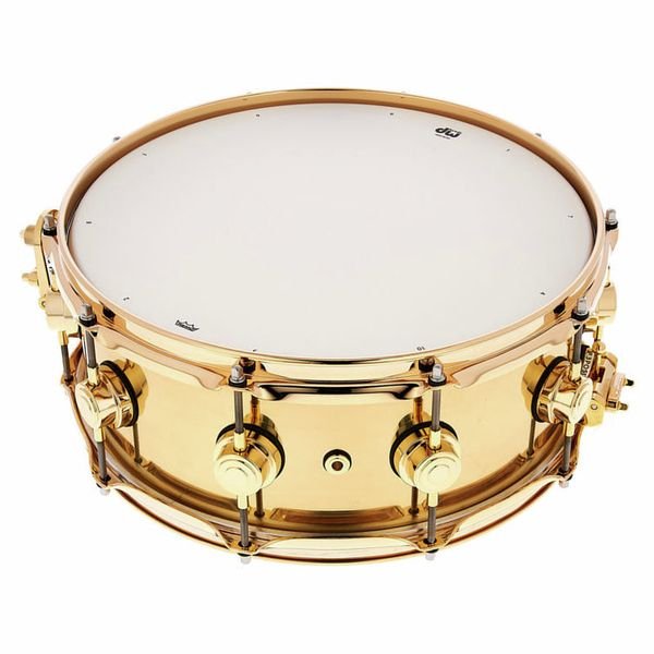 Vue trois quarts droite de la DW Collector s Brass, laiton poli miroir