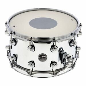 Vue trois quarts de la DW Performance Steel 14x8 avec sa peau a rond de controle gris