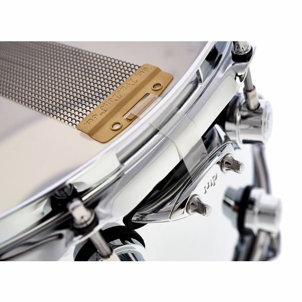 Gros plan sur la plaque de timbre True Tone doree de la Performance Steel
