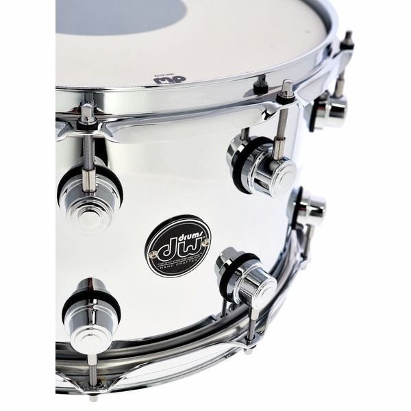 Badge DW Drums Hand Crafted sur le fut acier poli de la Performance Steel