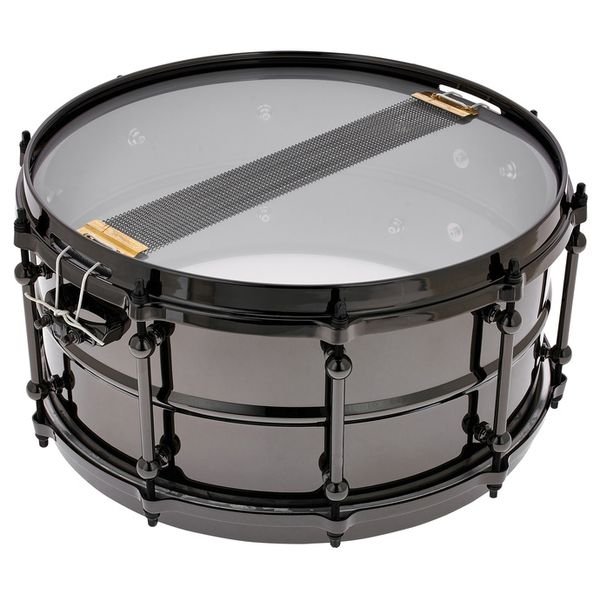 Vue plongeante sur la Ludwig Universal Brass 14x6,5 cote timbre