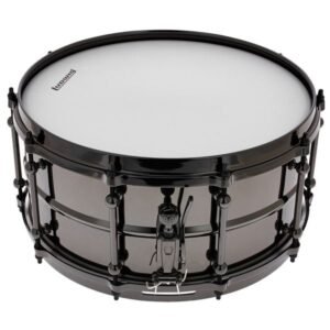 Vue trois quarts de la Ludwig Universal Brass 14x6,5 avec son declencheur P88