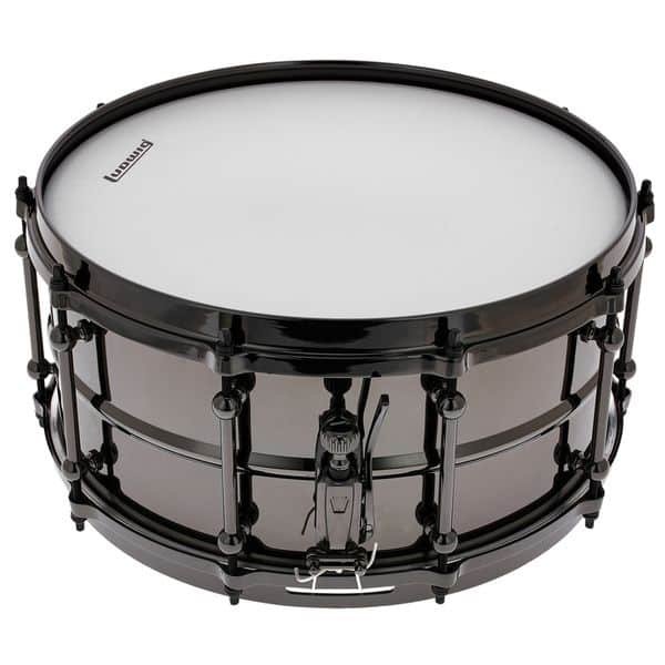 Vue trois quarts de la Ludwig Universal Brass 14x6,5 avec son declencheur P88
