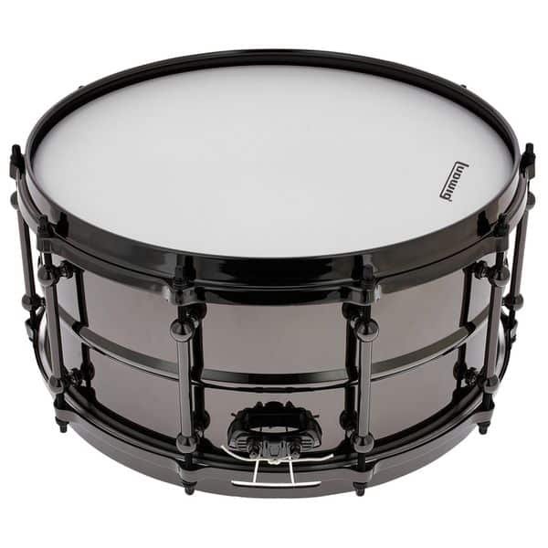 Vue trois quarts gauche de la Ludwig Universal Brass 14x6,5 nickele noir