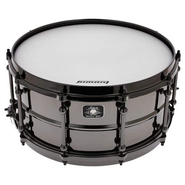 Vue de la Ludwig Universal Brass 14x6,5 avec son badge Universal Model