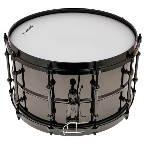 Vue trois quarts de la Ludwig Universal Brass 14x8 avec son declencheur P88