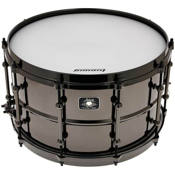 Vue trois quarts de la Ludwig Universal Brass avec son badge Universal Model