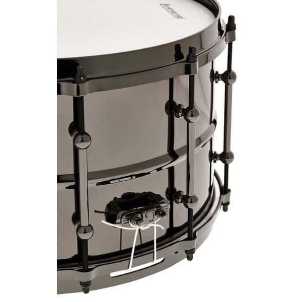 Gros plan sur le declencheur et le fut laiton nickele de l Universal Brass 14x8