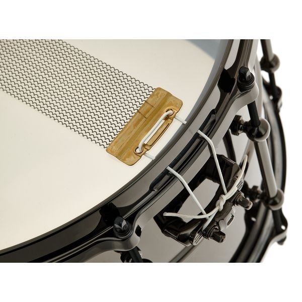 Gros plan sur la plaque de timbre laiton et les cordons de l Universal Brass