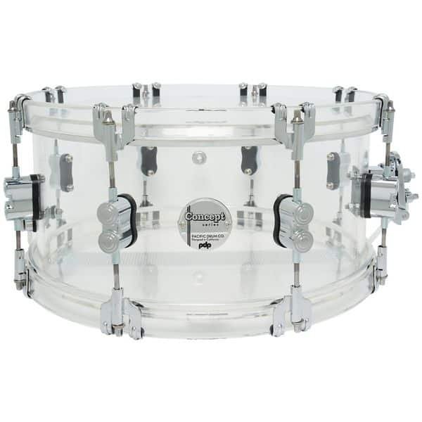 Vue trois quarts de la PDP Clear Acrylic avec son badge Concept Series Pacific Drum Co