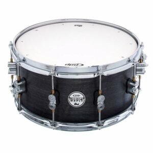 Vue trois quarts de la PDP Concept Black Wax 14x6,5 avec son fut erable cire noir et son accastillage chrome