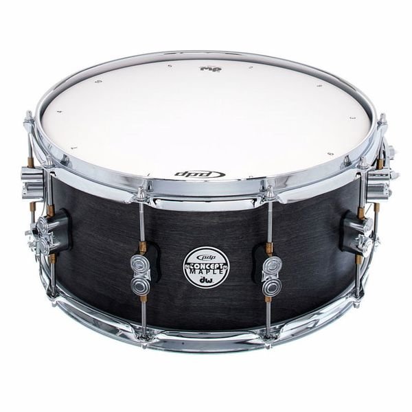 Vue trois quarts de la PDP Concept Black Wax 14x6,5 avec son fut erable cire noir et son accastillage chrome