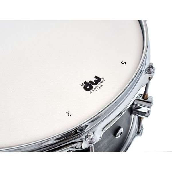 Gros plan sur la peau de frappe DW by Remo et le cercle chrome de la Concept Black Wax