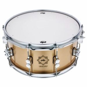 Vue trois quarts de la PDP Concept Select Bronze 14x6,5 avec son badge grave