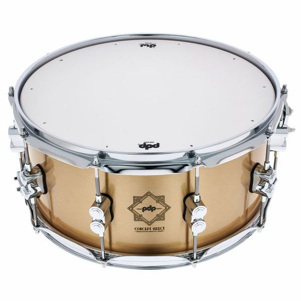 Vue trois quarts de la PDP Concept Select Bronze 14x6,5 avec son badge grave