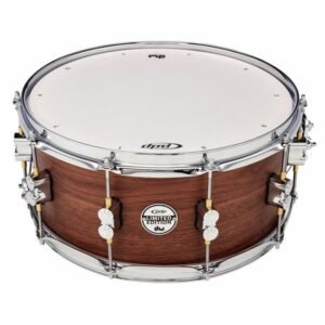 Vue trois quarts de la PDP Limited Edition erable-noyer 14x6,5 avec son badge Limited Edition