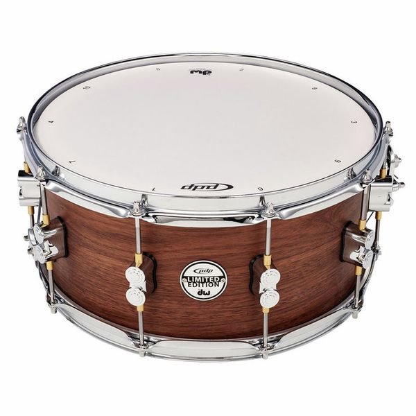 Vue trois quarts de la PDP Limited Edition erable-noyer 14x6,5 avec son badge Limited Edition