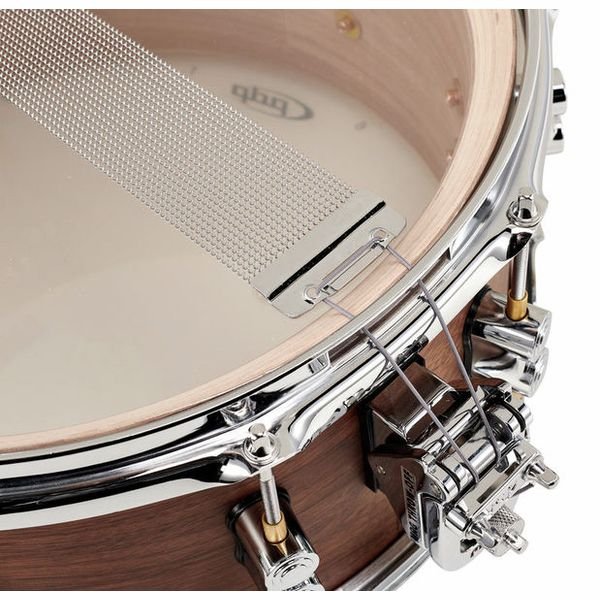 Gros plan sur le timbre 20 brins et le chanfrein erable de la PDP Limited Edition