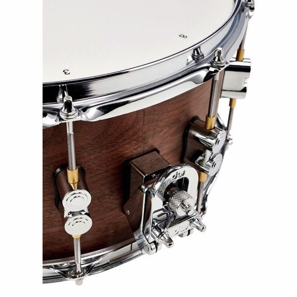 Gros plan sur le declencheur DW MAG de la PDP Limited Edition noyer