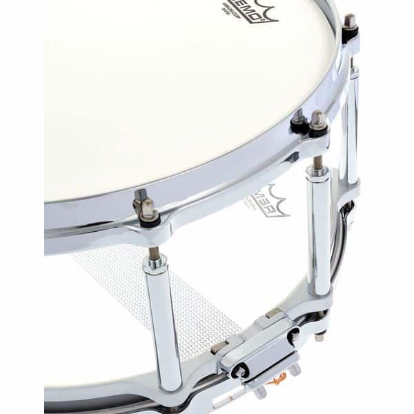 Gros plan sur le cercle MasterCast et les tubes chromes de la Crystal Beat