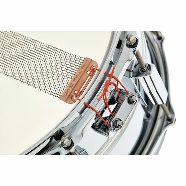 Gros plan sur la plaque de timbre Pearl SN-1420C et les cordons orange