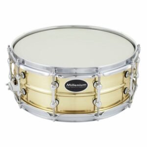 Caisse claire Millenium Power Brass 14x5,5 en laiton vue de trois quarts