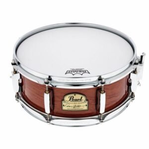 Caisse claire Pearl OH1350 Omar Hakim en acajou avec badge Signature Series dore