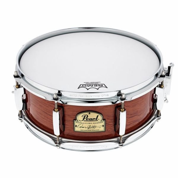 Caisse claire Pearl OH1350 Omar Hakim en acajou avec badge Signature Series dore