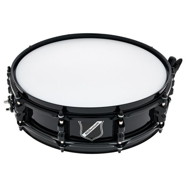Caisse claire Millenium Black Beast 13x3,5 avec badge ecusson