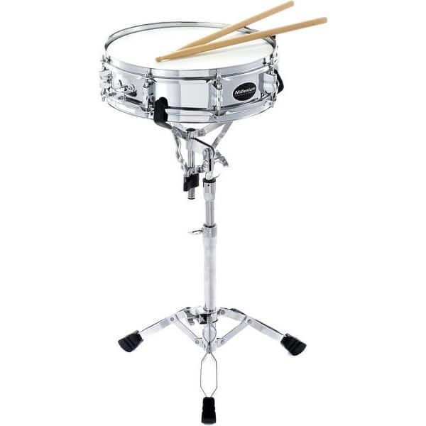 Caisse claire du Millenium SD-17 montee sur son stand avec baguettes