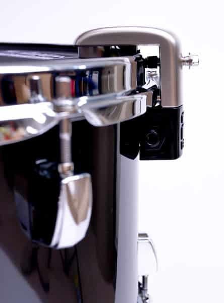 Profil d'un trigger 2box TrigIt sur un fût : le boîtier dépasse à peine du cercle