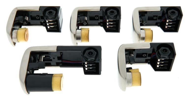 Intérieur des cinq triggers 2box TrigIt : capteurs sous mousse jaune et prises jack à trois contacts