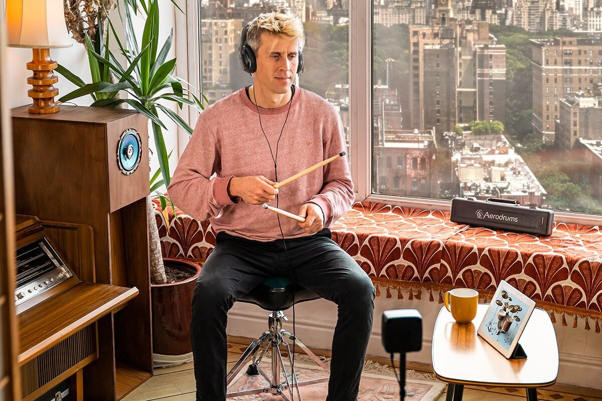 Musicien jouant sur les Aerodrums 2 dans son salon