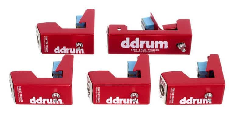 Les cinq triggers DDrum Acoustic Pro alignés de profil, grosse caisse en haut à droite