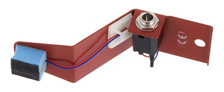 Dessous d'un trigger Red Shot : capteur sur mousse bleue, fils rouge et bleu apparents et boîtier jack