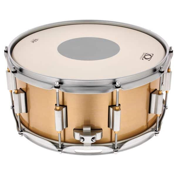 Vue de profil de la DrumCraft Bell Brass Snare et de son accastillage chrome satine