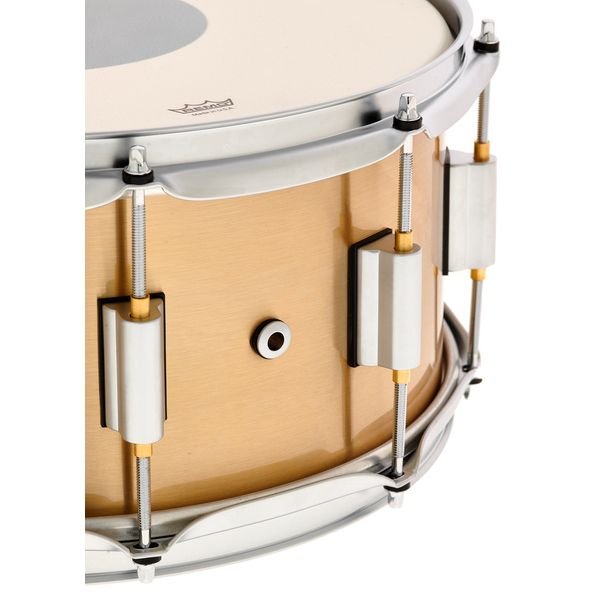 Vue de trois quarts de la DrumCraft Bell Brass Snare