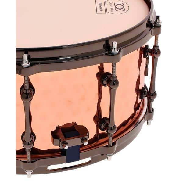 Badge DrumCraft Vanguard sur le fut cuivre