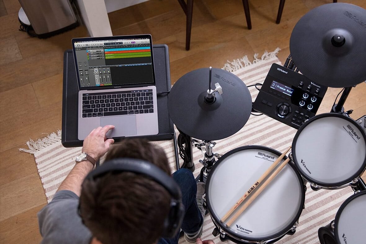 Batteur jouant sur une Roland TD-27KV avec un ordinateur portable