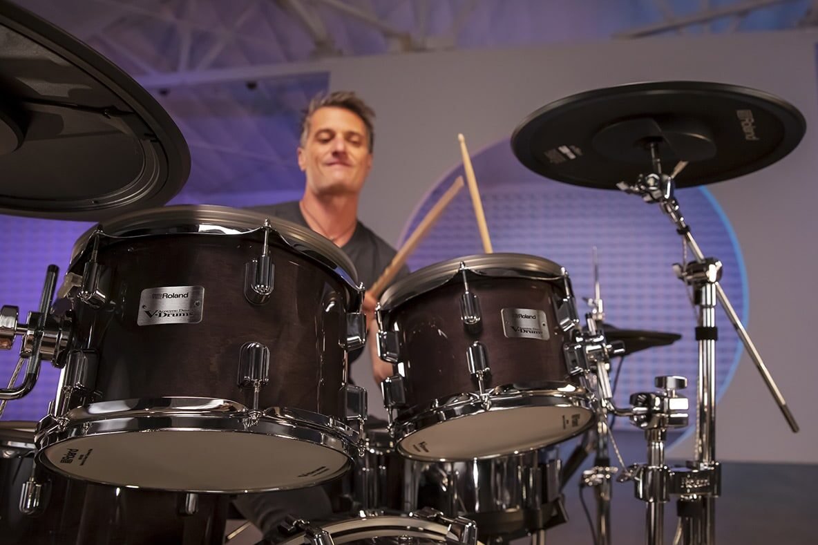 Batteur sur scène derrière une Roland VAD706