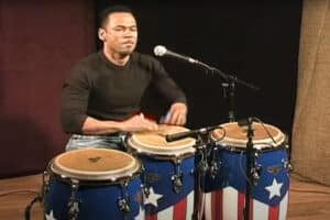Le percussionniste Paoli Mejias joue sur des congas LP Matador (finition drapeau portoricain) sur scène